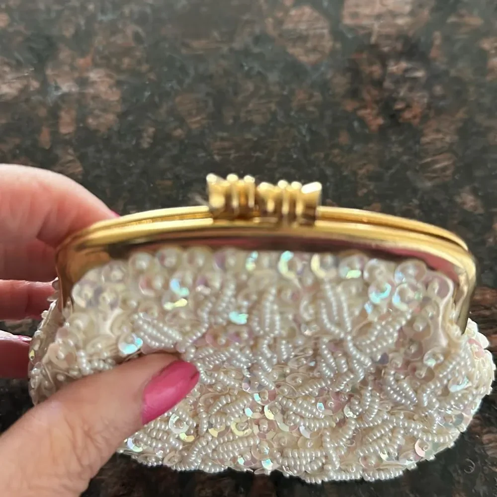 Vintage Beaded Sequined KISS Lock Coin Purse, Made in British Hong Kong